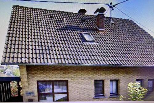 Foto - Einfamilienhaus mit Garage und Garten