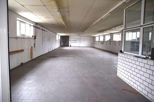 Foto - Befahrbare Lagerhalle - gefliest, beheizbar, Druckluft anliegend, mit Pausenraum + WC