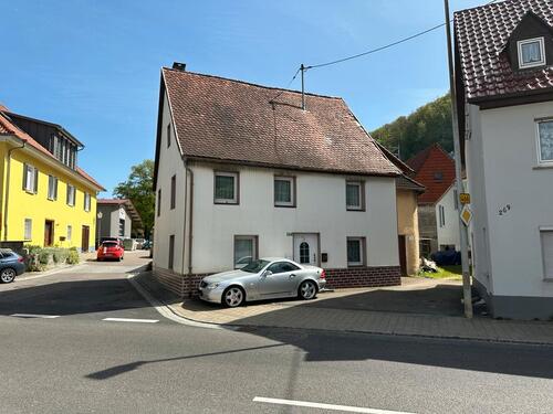 Foto - Zweifamilienhaus mit Garage und kleinem Garten