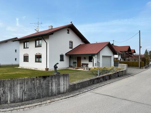 Foto - EFH mit Garage - 1.670,00&nbsp;EUR Kaltmiete, ca.&nbsp; 156,00&nbsp;m&sup2;