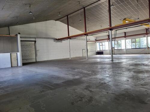 Foto - Lagerhalle bzw Produktionshalle mit Krahnbahnen und Büro