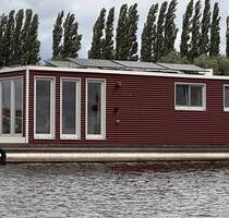 Modernes, autarkes Hausboot mit Liegeplatz in Berlin