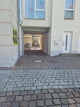 Foto - Nachmieter für KFZMotorrad Außenstellplatz mit Garagen Tor