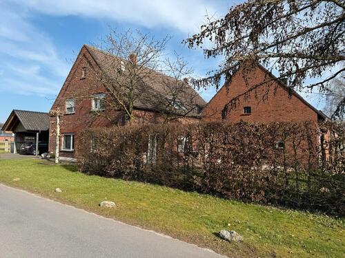 Foto - Wohnhaus mit Carport und großem Dachboden