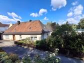 Foto - Zweifamilienhaus mit Garten und Garagen