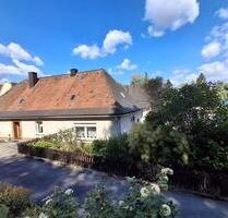 Zweifamilienhaus mit Garten und Garagen - Sulzbach-Rosenberg