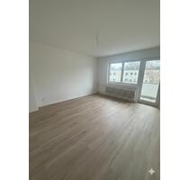 Modern sanierte 2 Zimmer Wohnung mit Balkon und neuer Küche - Berlin Spandau