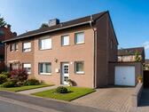 Foto - Familienfreundliche Doppelhaushälfte mit Garage und Garten