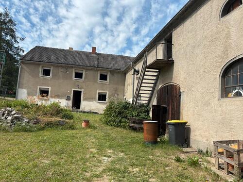 Foto - Wohnhaus mit angrenzenden Scheune