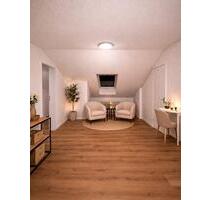 Helle, stilvolle Dachgeschosswohnung mit großzügigem Wohnbereich - Gochsheim