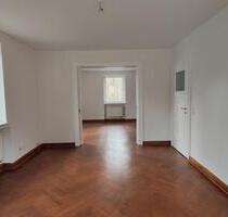 Geräumige 4-Zimmer-Wohnung mit Balkon und Parkblick in Gotha