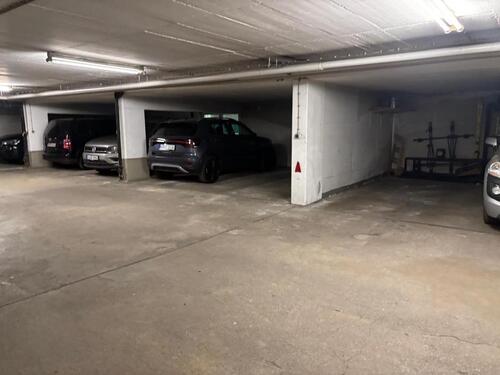 Foto - Laimer Platz (U5) – Sicherer Einzelstellplatz (KEIN DUPLEX) – SUV