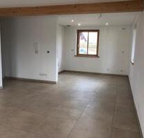 Frisch renovierte 2-Zimmer Wohnung mit Balkon und Stellplätzen zu - Niederaichbach