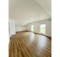 Moderne Neubau-Dachgeschosswohnung mit eigenem Eingang in zentraler Ruhelage von Neulußheim
