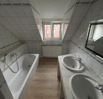 Tolle Dachwohnung, Doppelwaschtisch, neue Fußböden ! - Falkenstein/Vogtland