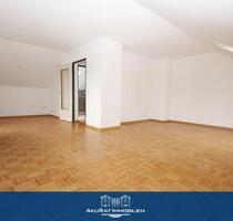 Sanierte 2-Zimmer Mansardenwohnung in Gröbenzell **EBK - WINTERGARTEN**