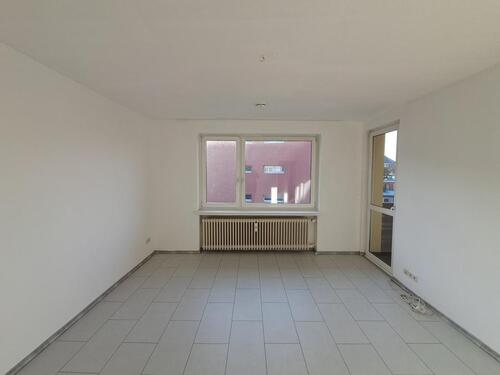 Foto - Anfragen NUR per E-Mail. Top Lage. 3-Zimmer Wohnung im 2-OG mit Balkon zwischen Hbf-Bremerhaven und Marineoperationsschule.