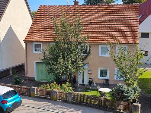 Foto - Älteres Haus mit großem Schuppen