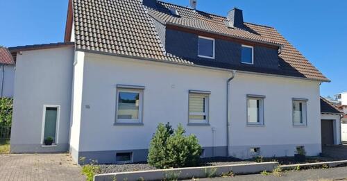 Foto - Freistehendes Einfamilienhaus mit Doppelgarage und großem Garten