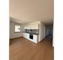 Schöne 3,5 - Zimmer Wohnung mit Balkon u. Küche, Stellplatz - Selb