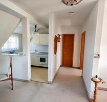 Sofort bezugsfrei! Helle 2-Zimmer-DG-Wohnung mit EBK, Stellplatz - Merseburg