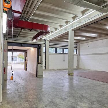 Foto - Ebenerdige Lagerhalle mit Rolltorandienung in praktischer Größe