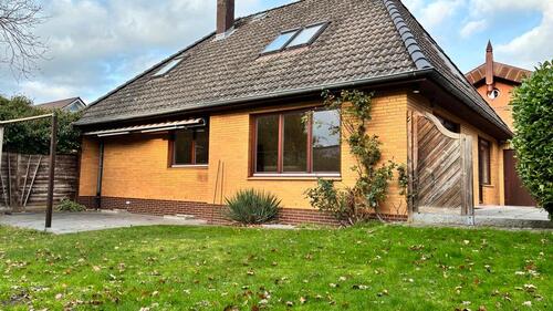 Foto - Einfamilienhaus mit Doppelgarage, großem Garten in Top Lage