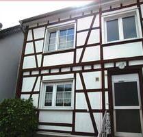 Charmante Doppelhaushälfte mit Garten, 2 Bädern & 3 Stellplätzen - Lindlar