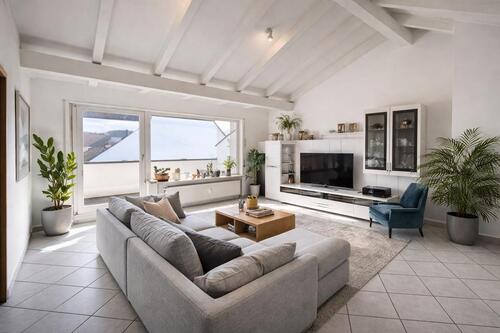 Foto - Lichtdurchflutete zentrale 3-Zi.-Wohnung mit hohen Decken und großer Loggia