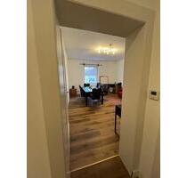 Große 4‑Zimmer‑Wohnung, ca. 109 m², hohe Decken, lichtdurchflutet - Aidhausen