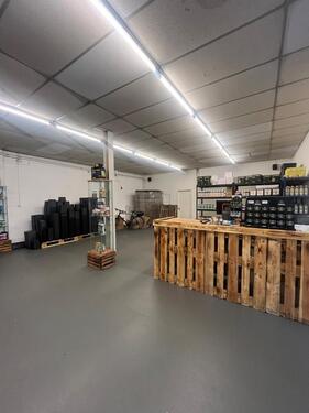 Foto - Großzügige Lagerhalle mit Büro - 1.800,00 EUR Kaltmiete,