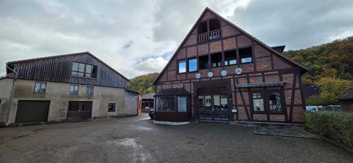 Foto - Wohnhaus mit Werkstatt und Nebengebäuden