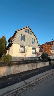 Foto - Teilmodernisiertes Einfamilienhaus mit Garage und Garten