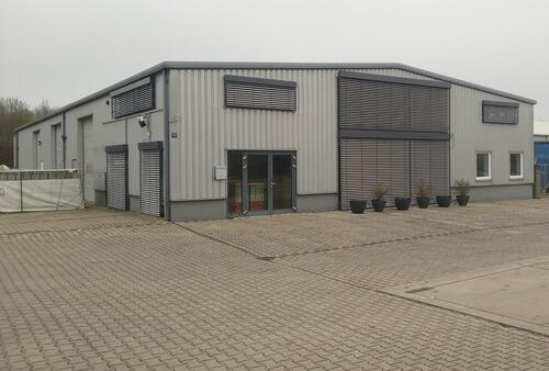 Foto - Helles, großzügiges und modernes Gewerbegebäude mit Vorplatz