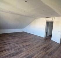 Helle 3-Zimmer-Dachgeschosswohnung mit Balkon & Klimaanlage - Bergheim Ahe