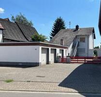 Haus mit grossem Grundstück,2 Wohnungen ,3 Garagen - Lustadt
