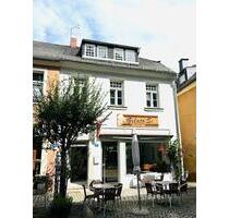Mehrfamilienhaus am Marktplatz mit Gewerbeeinheit,Garage & Garten - Marktleuthen