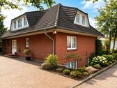 Foto - Gepflegtes Dreifamilienhaus mit 3 Garagen auf großem Grundstück