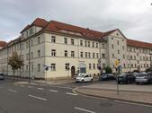 Foto - Die Gewerberäume befinden sich im Erdgeschoss eines Mehrfamilienhauses. Ein Raum liegt ebenerdig und ist von der Straße aus begehbar, hier ist auch eine große Fensterscheibe, was den Raum sehr...
