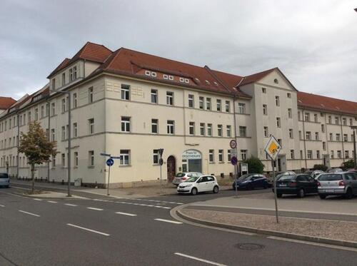 Foto - Die Gewerberäume befinden sich im Erdgeschoss eines Mehrfamilienhauses. Ein Raum liegt ebenerdig und ist von der Straße aus begehbar, hier ist auch eine große Fensterscheibe, was den Raum sehr...