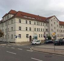Die Gewerberäume befinden sich im Erdgeschoss eines Mehrfamilienhauses. Ein Raum liegt ebenerdig und ist von der Straße aus begehbar, hier ist auch eine große Fensterscheibe, was den Raum sehr... - Leipzig Nordwest