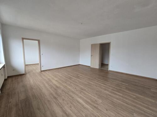Foto - 3-Zi.-Wohnung mit Balkon, Stellplatz und großzügigem Wohnbereich