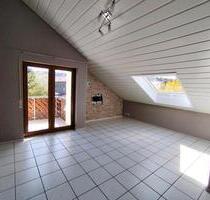 Helle 2,5-Zimmer-Dachgeschosswohnung mit Balkon und Balkon - Neuenbürg