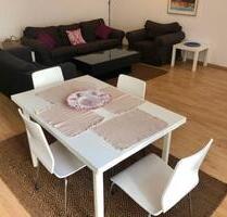 Möblierte Wohnung mit Blick über Düsseldorf
