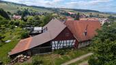 Foto - Resthof in ruhiger Randlage. Bauernhaus mit Platz und Waldanteil.