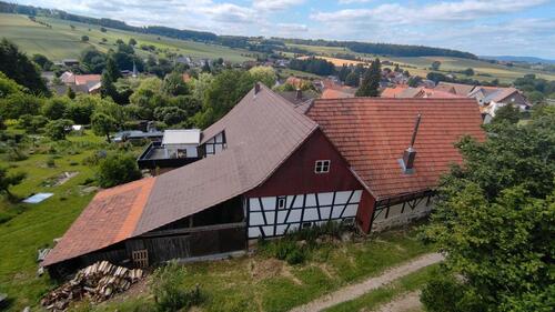 Foto - Resthof in ruhiger Randlage. Bauernhaus mit Platz und Waldanteil.