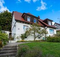 Charmantes Zweifamilienhaus mit großem Garten in ruhiger Lage - Laichingen