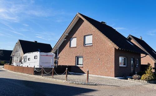 Foto - Privat: Freistehendes Einfamilienhaus mit Garage und Stellfläche