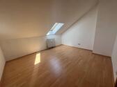 Foto - Attraktive 2-Zimmer-Dachgeschosswohnung in zentraler Lage – ideal