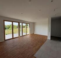 Neubau in Saarbrücken - Maisonettewohnung mit Terrasse und Stellplatz zu vermieten.